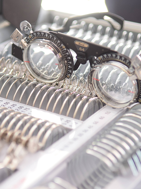 Optometrie-Brille liegend auf einen Kasten mit Linsen in den verschiedensten Sehstärken